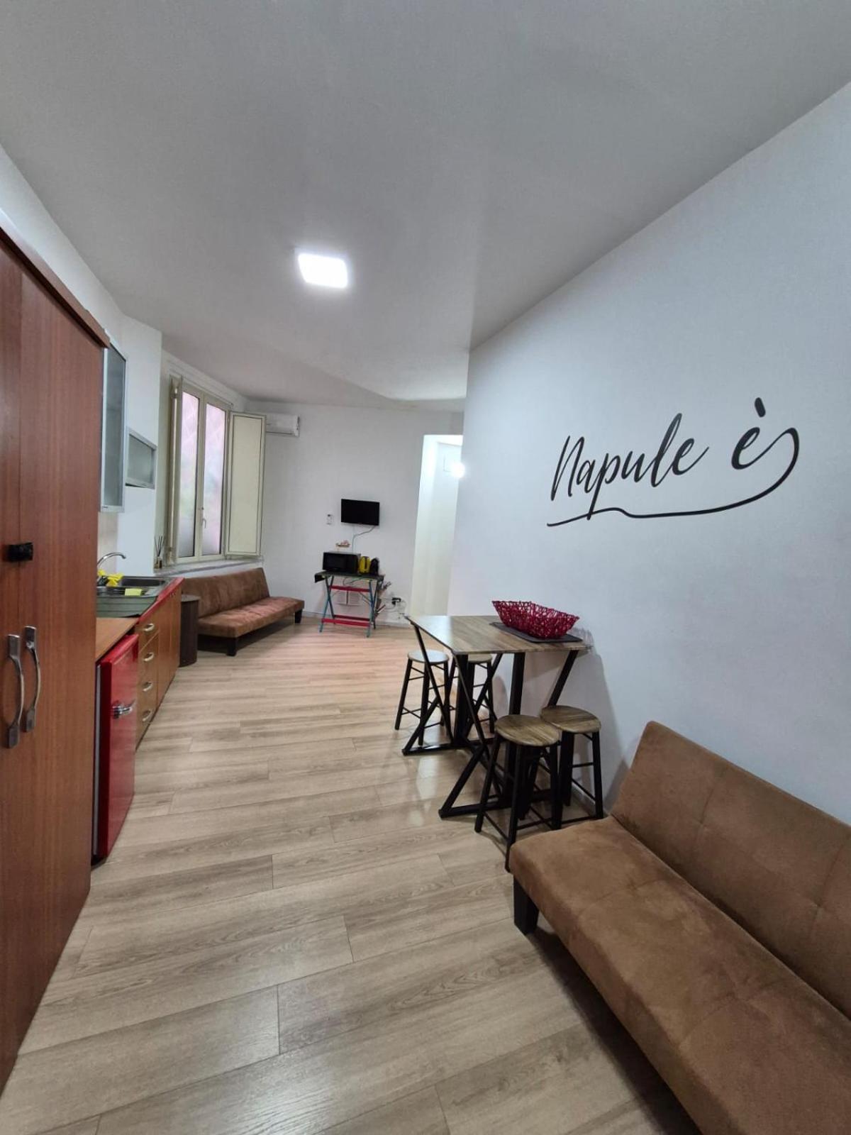 Apartamento A Casa Di Ilaria Nápoles Exterior foto